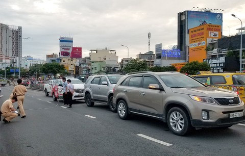 3 ôtô tông nhau trên cầu vượt Hàng Xanh, xe cộ kẹt cứng - Ảnh 1. 3 ôtô tông nhau trên cầu vượt Hàng Xanh, xe cộ kẹt cứng - Ảnh 1.
