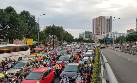 3 ôtô tông nhau trên cầu vượt Hàng Xanh, xe cộ kẹt cứng - Ảnh 3. 3 ôtô tông nhau trên cầu vượt Hàng Xanh, xe cộ kẹt cứng - Ảnh 3.