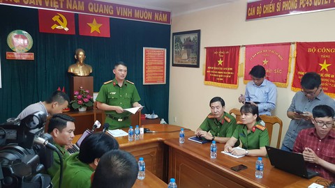Vụ khủng bố quán phở Hòa: Ném mắm tôm, bỏ gián vào phở trước mặt khách - Ảnh 1. Vụ khủng bố quán phở Hòa: Ném mắm tôm, bỏ gián vào phở trước mặt khách - Ảnh 1.