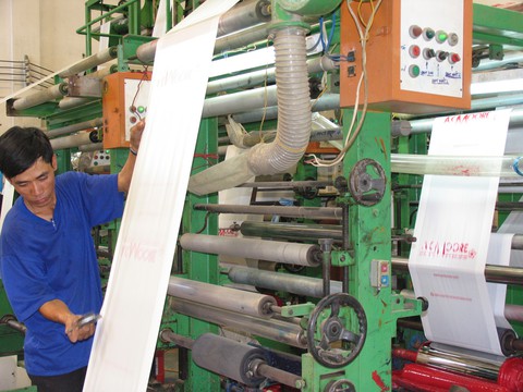 Ngành nhựa cũng lo tình trạng bị lợi dụng xuất xứ - Ảnh 1. Ngành nhựa cũng lo tình trạng bị lợi dụng xuất xứ - Ảnh 1.