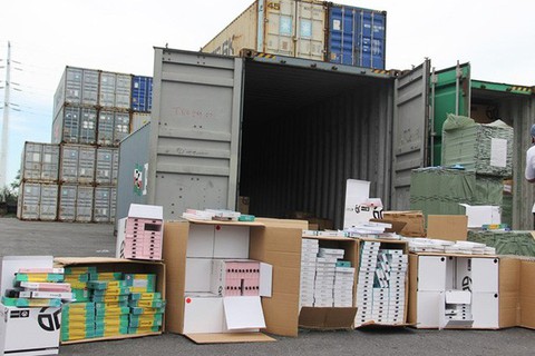 Nguyên 1 container phụ kiện điện thoại nhập từ Trung Quốc ghi Made in Việt Nam - Ảnh 1. Nguyên 1 container phụ kiện điện thoại nhập từ Trung Quốc ghi Made in Việt Nam - Ảnh 1.