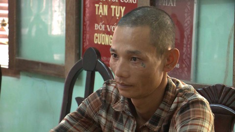 Khởi tố bị can lao xe gỗ lậu vào cảnh sát giao thông chấn động dư luận - Ảnh 1. Khởi tố bị can lao xe gỗ lậu vào cảnh sát giao thông chấn động dư luận - Ảnh 1.