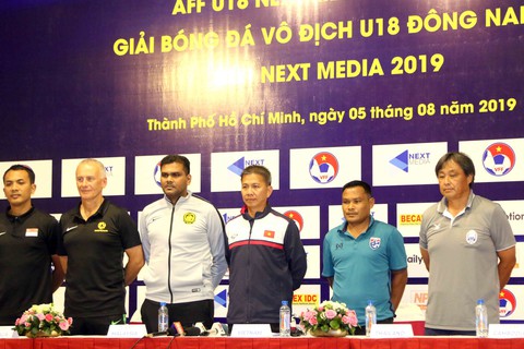 HLV Hoàng Anh Tuấn: U18 VN không phải đi dạo trên sân nhà - Ảnh 1. HLV Hoàng Anh Tuấn: U18 VN không phải đi dạo trên sân nhà - Ảnh 1.