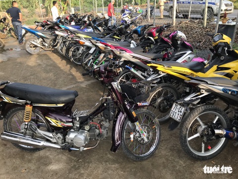 Đua xe bị CSGT dí bắt, chạy vô vườn, lao xuống kênh... trốn - Ảnh 1. Đua xe bị CSGT dí bắt, chạy vô vườn, lao xuống kênh... trốn - Ảnh 1.