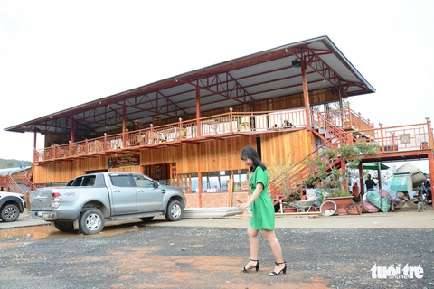San ủi đất rừng, lấn chiếm hành lang đường bộ để lập trạm dừng chân - Ảnh 1. San ủi đất rừng, lấn chiếm hành lang đường bộ để lập trạm dừng chân - Ảnh 1.