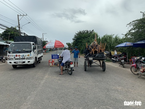 Làm gấp 2 đường dân sinh vòng qua đoạn quốc lộ 91 bị hà bá nuốt - Ảnh 2. Làm gấp 2 đường dân sinh vòng qua đoạn quốc lộ 91 bị hà bá nuốt - Ảnh 2.