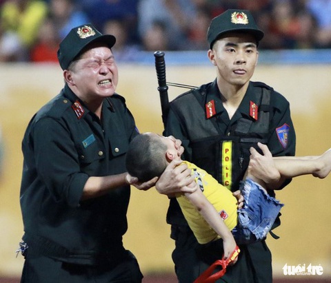 Người đang co giật, nuốt lưỡi nên sơ cứu cách nào? - Ảnh 1. Người đang co giật, nuốt lưỡi nên sơ cứu cách nào? - Ảnh 1.