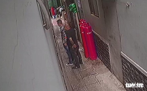 Vụ khủng bố quán phở Hòa: Ném mắm tôm, bỏ gián vào phở trước mặt khách - Ảnh 6. Vụ khủng bố quán phở Hòa: Ném mắm tôm, bỏ gián vào phở trước mặt khách - Ảnh 6.