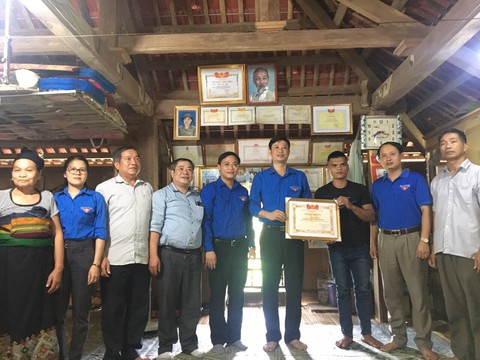 Tặng bằng khen cho thanh niên dũng cảm cứu người trong dòng nước lũ - Ảnh 1. Tặng bằng khen cho thanh niên dũng cảm cứu người trong dòng nước lũ - Ảnh 1.