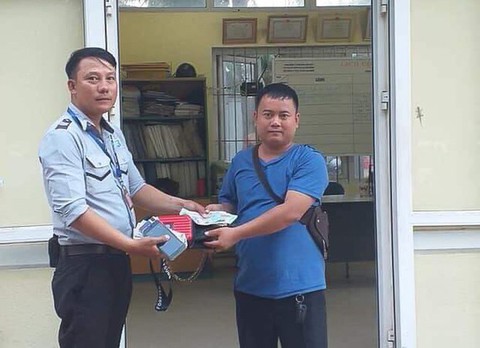 Đà Nẵng: Trả lại 30 triệu đồng cho du khách Lào đánh rơi - Ảnh 1. Đà Nẵng: Trả lại 30 triệu đồng cho du khách Lào đánh rơi - Ảnh 1.