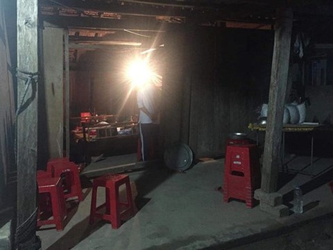 Tìm bà ngoại đi mò ốc, cháu bé 4 tuổi bị chết đuối - Ảnh 1. Tìm bà ngoại đi mò ốc, cháu bé 4 tuổi bị chết đuối - Ảnh 1.
