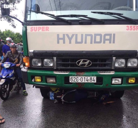 Xe tải nghi chở hàng lậu đụng luôn xe máy của quản lý thị trường - Ảnh 1. Xe tải nghi chở hàng lậu đụng luôn xe máy của quản lý thị trường - Ảnh 1.