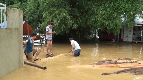 Hơn 600 nhà dân miền núi Thanh Hóa ngập trong lũ - Ảnh 1. Hơn 600 nhà dân miền núi Thanh Hóa ngập trong lũ - Ảnh 1.