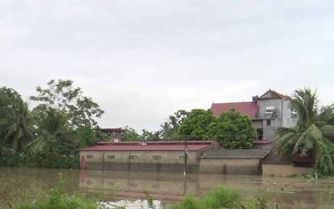 Hơn 600 nhà dân miền núi Thanh Hóa ngập trong lũ - Ảnh 3. Hơn 600 nhà dân miền núi Thanh Hóa ngập trong lũ - Ảnh 3.