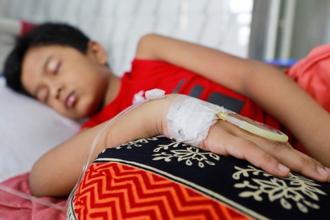 Cảnh giác với biến chứng sốt xuất huyết khó lường ở trẻ em - Ảnh 1. Cảnh giác với biến chứng sốt xuất huyết khó lường ở trẻ em - Ảnh 1.