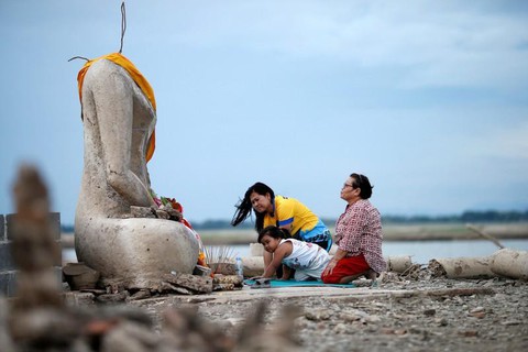 Ngôi chùa 20 năm chìm dưới nước bất ngờ hiện ra vì... hạn hán - Ảnh 1. Ngôi chùa 20 năm chìm dưới nước bất ngờ hiện ra vì... hạn hán - Ảnh 1.