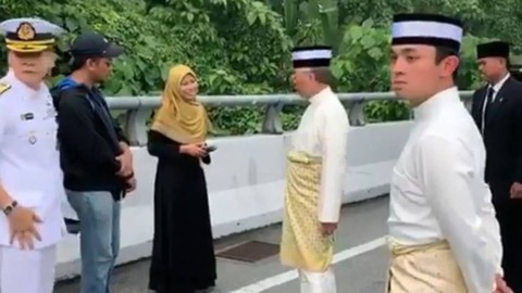 Khi nhà vua dừng xe giúp đỡ người bị tai nạn giao thông - Ảnh 1. Khi nhà vua dừng xe giúp đỡ người bị tai nạn giao thông - Ảnh 1.