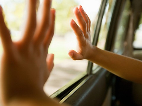 Dạy trẻ cách thoát thân khi bị bỏ quên trên xe - Ảnh 3. Dạy trẻ cách thoát thân khi bị bỏ quên trên xe - Ảnh 3.
