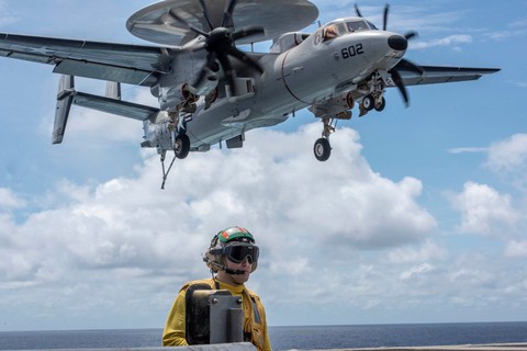 Tàu sân bay Mỹ USS Ronald Reagan đến Philippines sau khi tuần tra Biển Đông - Ảnh 4. Tàu sân bay Mỹ USS Ronald Reagan đến Philippines sau khi tuần tra Biển Đông - Ảnh 4.
