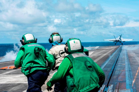Tàu sân bay Mỹ USS Ronald Reagan đến Philippines sau khi tuần tra Biển Đông - Ảnh 5. Tàu sân bay Mỹ USS Ronald Reagan đến Philippines sau khi tuần tra Biển Đông - Ảnh 5.