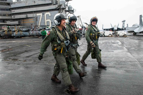 Tàu sân bay Mỹ USS Ronald Reagan đến Philippines sau khi tuần tra Biển Đông - Ảnh 6. Tàu sân bay Mỹ USS Ronald Reagan đến Philippines sau khi tuần tra Biển Đông - Ảnh 6.