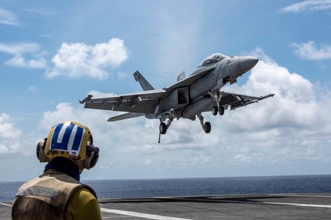 Tàu sân bay Mỹ USS Ronald Reagan đến Philippines sau khi tuần tra Biển Đông - Ảnh 8. Tàu sân bay Mỹ USS Ronald Reagan đến Philippines sau khi tuần tra Biển Đông - Ảnh 8.