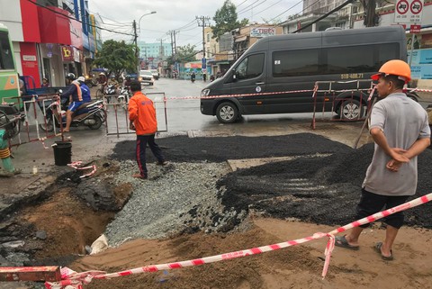 Mặt đường trung tâm quận Thủ Đức sụt lún, sửa chữa liền mấy đêm - Ảnh 1. Mặt đường trung tâm quận Thủ Đức sụt lún, sửa chữa liền mấy đêm - Ảnh 1.