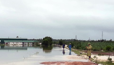 Mưa to kéo dài, hàng trăm ngôi nhà ở huyện biên giới Ea Súp bị ngập chìm - Ảnh 8. Mưa to kéo dài, hàng trăm ngôi nhà ở huyện biên giới Ea Súp bị ngập chìm - Ảnh 8.