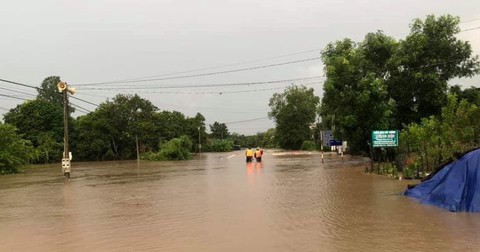 Mưa to kéo dài, hàng trăm ngôi nhà ở huyện biên giới Ea Súp bị ngập chìm - Ảnh 5. Mưa to kéo dài, hàng trăm ngôi nhà ở huyện biên giới Ea Súp bị ngập chìm - Ảnh 5.