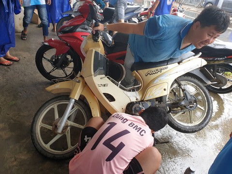 Phú Quốc: Hàng trăm xe máy bị ngập nước được thay nhớt, sửa chữa miễn phí - Ảnh 1. Phú Quốc: Hàng trăm xe máy bị ngập nước được thay nhớt, sửa chữa miễn phí - Ảnh 1.