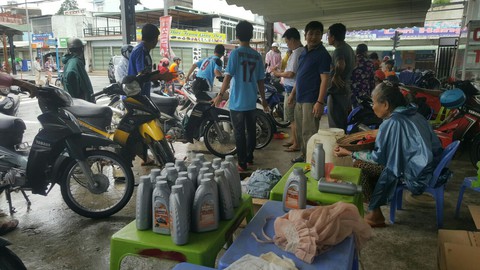 Phú Quốc: Hàng trăm xe máy bị ngập nước được thay nhớt, sửa chữa miễn phí - Ảnh 2. Phú Quốc: Hàng trăm xe máy bị ngập nước được thay nhớt, sửa chữa miễn phí - Ảnh 2.