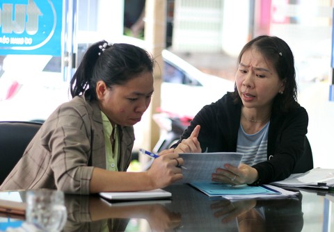 Cô giáo quỳ ở UBND tỉnh: Tôi bị xúc phạm và oan ức - Ảnh 1. Cô giáo quỳ ở UBND tỉnh: Tôi bị xúc phạm và oan ức - Ảnh 1.