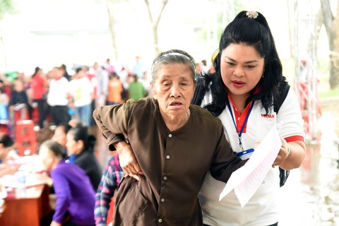 Khám, phát thuốc cho 700 người có hoàn cảnh khó khăn - Ảnh 2. Khám, phát thuốc cho 700 người có hoàn cảnh khó khăn - Ảnh 2.
