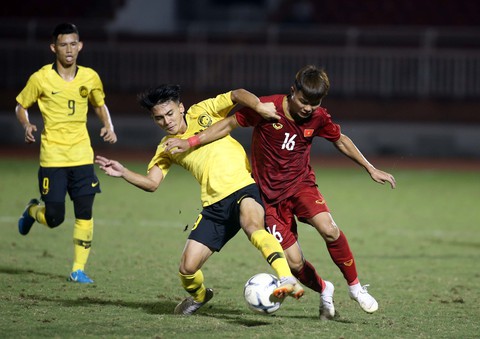 U18 Việt Nam may mắn thắng Malaysia trận ra quân - Ảnh 5. U18 Việt Nam may mắn thắng Malaysia trận ra quân - Ảnh 5.