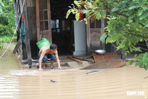30.000 hộ dân Đắk Lắk bị cô lập, hàng chục ngàn ngôi nhà chìm trong biển nước - Ảnh 12.