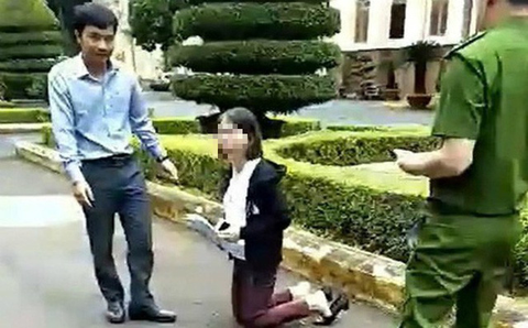 Cô giáo quỳ gối trong sân UBND tỉnh xin về lại trường cũ - Ảnh 1. Cô giáo quỳ gối trong sân UBND tỉnh xin về lại trường cũ - Ảnh 1.
