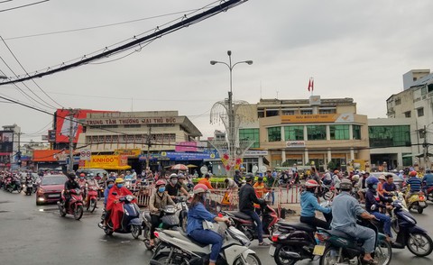 Mặt đường trung tâm quận Thủ Đức sụt lún, sửa chữa liền mấy đêm - Ảnh 3. Mặt đường trung tâm quận Thủ Đức sụt lún, sửa chữa liền mấy đêm - Ảnh 3.