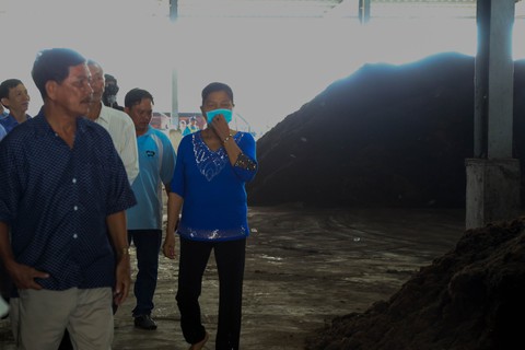 Vô khu xử lý rác Đa Phước, sợ cả mùi hôi lẫn hóa chất khử mùi - Ảnh 4. Vô khu xử lý rác Đa Phước, sợ cả mùi hôi lẫn hóa chất khử mùi - Ảnh 4.
