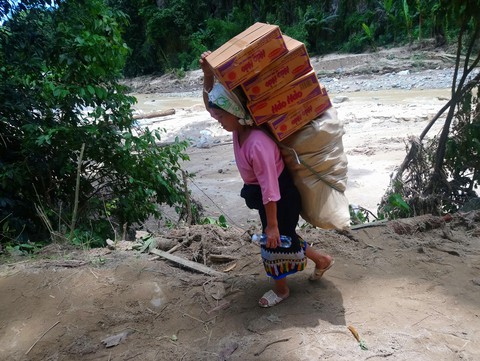 Có tiền từ bạn đọc Tuổi Trẻ, chúng tôi sớm dựng lại nhà mới - Ảnh 3. Có tiền từ bạn đọc Tuổi Trẻ, chúng tôi sớm dựng lại nhà mới - Ảnh 3.