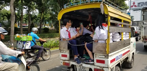 Bé lớp 1 tử vong trên ôtô: Nhiều phụ huynh giật mình vì luôn tin xe đưa đón! - Ảnh 1. Bé lớp 1 tử vong trên ôtô: Nhiều phụ huynh giật mình vì luôn tin xe đưa đón! - Ảnh 1.
