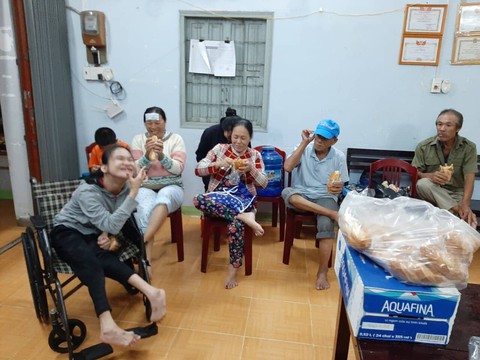 Phú Quốc đêm chạy ngập, nhiều nơi rộng cửa mời bà con tá túc - Ảnh 9. Phú Quốc đêm chạy ngập, nhiều nơi rộng cửa mời bà con tá túc - Ảnh 9.