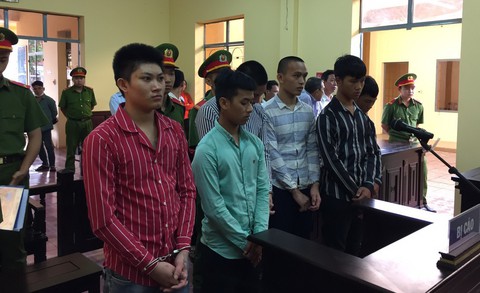 Nhóm thanh thiếu niên cầm dao rựa xin 7 con gà lãnh hơn 35 năm tù - Ảnh 1. Nhóm thanh thiếu niên cầm dao rựa xin 7 con gà lãnh hơn 35 năm tù - Ảnh 1.