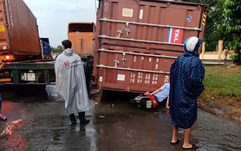 Vì sao thùng container bay trên phố? - Ảnh 1. Vì sao thùng container bay trên phố? - Ảnh 1.