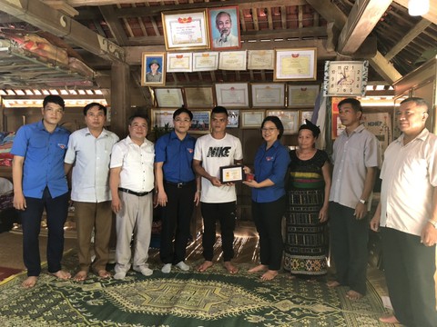 Trao huy hiệu ‘Tuổi trẻ dũng cảm’ cho thanh niên cứu người trong lũ - Ảnh 1. Trao huy hiệu ‘Tuổi trẻ dũng cảm’ cho thanh niên cứu người trong lũ - Ảnh 1.