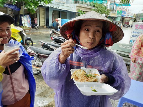 Bạn trẻ Phú Quốc phát cơm nóng cho bà con nghèo ngày mưa bão - Ảnh 1. Bạn trẻ Phú Quốc phát cơm nóng cho bà con nghèo ngày mưa bão - Ảnh 1.