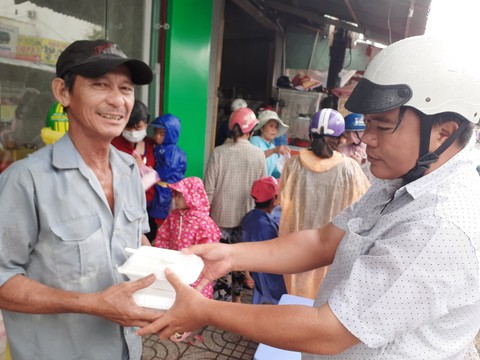 Bạn trẻ Phú Quốc phát cơm nóng cho bà con nghèo ngày mưa bão - Ảnh 3. Bạn trẻ Phú Quốc phát cơm nóng cho bà con nghèo ngày mưa bão - Ảnh 3.