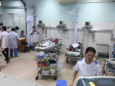 Đào bới khẩn trương suốt đêm tìm người mất tích vụ sập giàn giáo - Ảnh 1. Đào bới khẩn trương suốt đêm tìm người mất tích vụ sập giàn giáo - Ảnh 1.