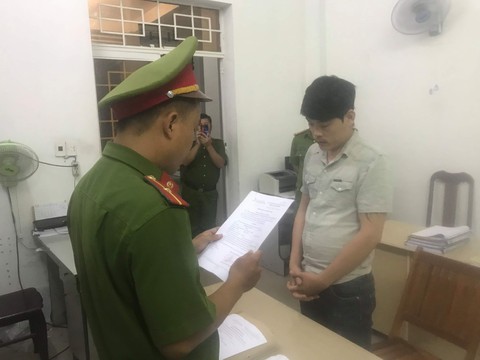 Khởi tố vụ chặn xe con bắt viết giấy nợ của mẹ - Ảnh 1. Khởi tố vụ chặn xe con bắt viết giấy nợ của mẹ - Ảnh 1.