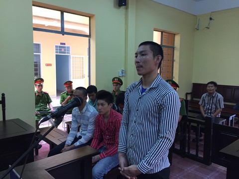 Nhóm thanh thiếu niên cầm dao rựa xin 7 con gà lãnh hơn 35 năm tù - Ảnh 2. Nhóm thanh thiếu niên cầm dao rựa xin 7 con gà lãnh hơn 35 năm tù - Ảnh 2.