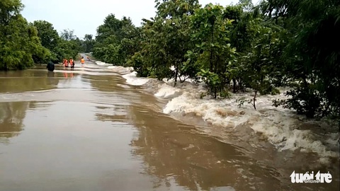 Chiến sĩ đu dây đưa người dân thoát lũ ở Tây Nguyên - Ảnh 5. Chiến sĩ đu dây đưa người dân thoát lũ ở Tây Nguyên - Ảnh 5.